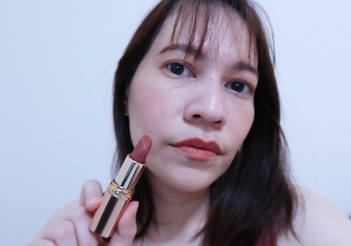 L'Oreal Les Nus by Color Riche Satin Lipstick เนื้อซาติน ที่ทาแล้วนุ่มลื่นสุด มีออยล์บำรุงริมฝีปาก ไม่เหนอะหนะ คนปากแห้งต้องชอบเลย กลบสีปากดีมากเบอร์ สีที่ใช้ 186 น้ำตาลอมชมพู่ตุ่นๆ สวยละมุนทีเดียวแพคเกจก็สวยงามมาก เป็น Limited Edition ด้วยคือควรต้องมีจริงๆ
#FeministPower