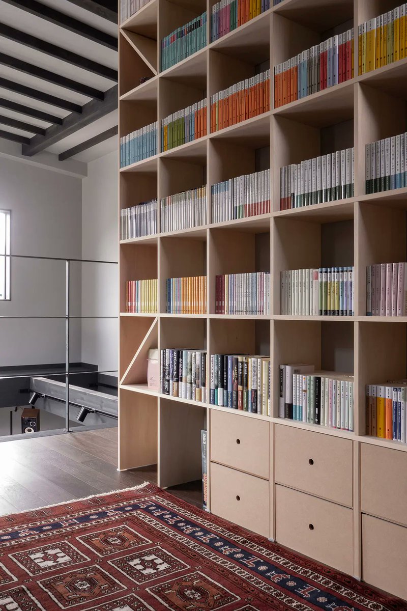 Margherita マルゲリータ 吹き抜けに面した2階の部屋に 吹き抜けに面した書斎に Shelf 壁一面の本棚 を設置いただきました 開放的で落ち着いた書斎に呼応する形で本棚が置かれています T Co F2ddbzd0dn 本棚 マルゲリータ本棚