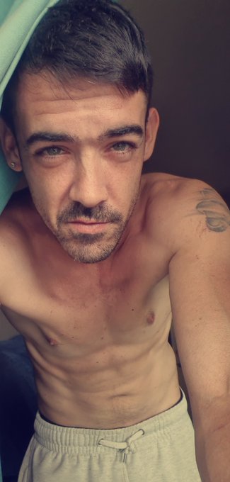 1 pic. Morning you horny fuckers ? 
Thought I'd start your day off right ?? with my face, abs and throbbing