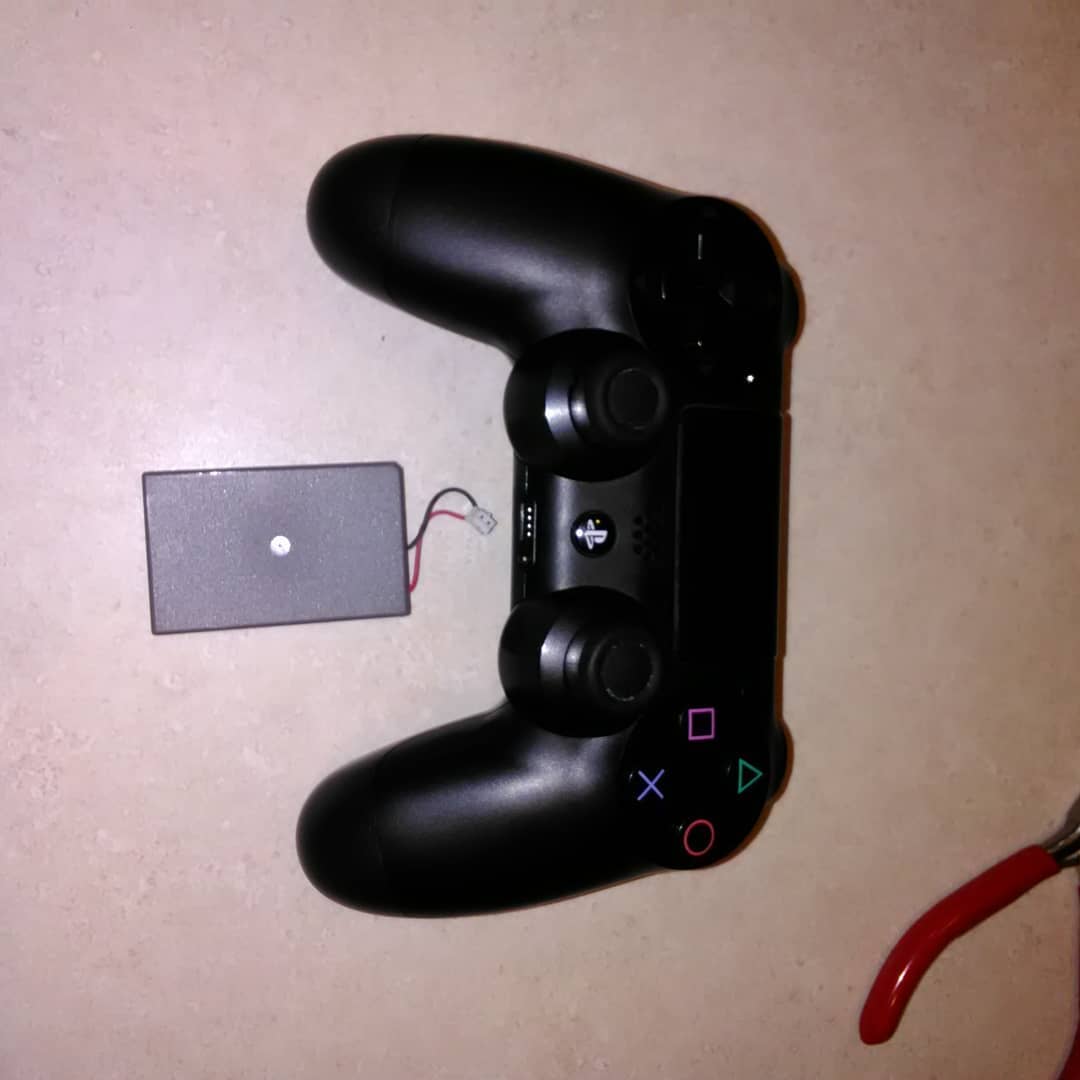 Superjerry13's tweet photo. Wow, I can't believe I successfully changed the battery in my OG #ps4 controller. #playstation4 #videogamerepair #controllerrepair #sundayfunday #sundayvibes @TronicsFix https://t.co/wvptuiWOsk