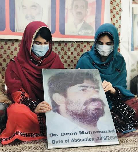 MahrangBaloch_'s tweet photo. ڈاکٹر دین محمد بلوچ کی جبری گمشدگی سے ان کے خاندان کے تمام خوشیاں اب تکلیف دہ انتظار میں بدل چکے ہے۔کراچی کے باشعور عوام آج کے دن سمی اور مہلب کا ساتھ دے کر ان کے والد کو واپس لانے میں ان کے ہم آواز بنے ۔
#SaveDrDeenMohdBaloch https://t.co/LmuA7Kwo3e