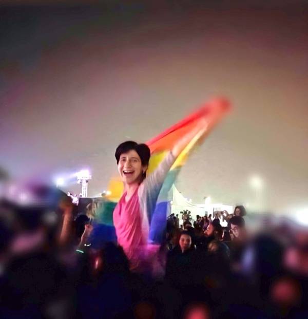 SororitatO's tweet photo. El juny del 2020, Sarah Hegazi, una activista egípcia LGTBI+, es va suïcidar després de fugir del seu país, on va ser engarjolada, torturada i violada, pel fet de 
mostrar feliç la bandera de l'orgull durant un concert a El Cairo l’any 2017. 
#Orgullo2021 #risetheflagforsarah https://t.co/aAzZR6DNXt