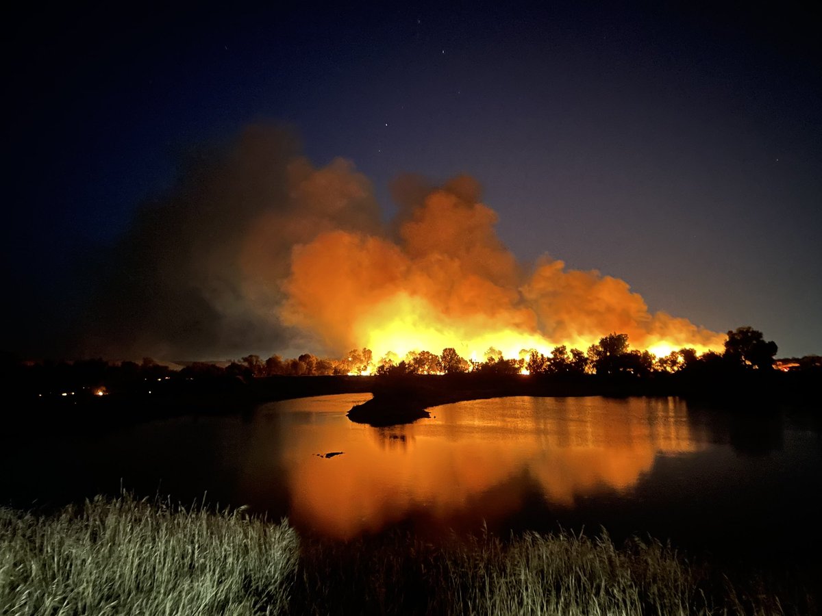 FresnoCoFire's tweet photo. #VulcanFire [Update] Firefighters work on gaining containment of the 125 acre wildland fire burning N Friant Rd x N Willow Rd, NE Fresno. The fire is 20% contained, firefighters will work throughout the night, into tomorrow to strengthen control lines. https://t.co/DAwD8en47f