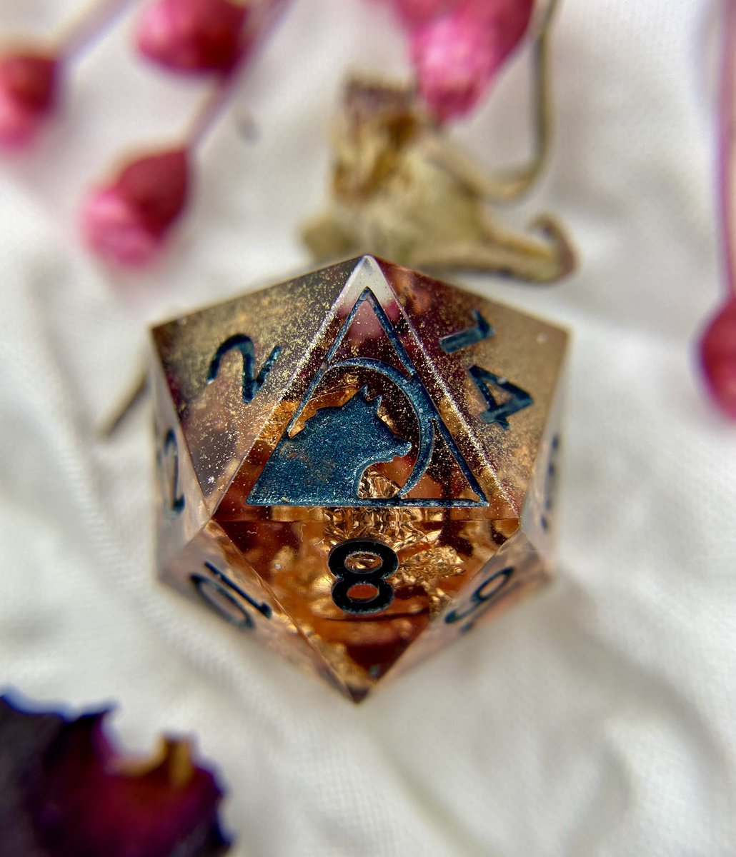 primal_dice's tweet photo. [ p e r s e p h o n e ]
•
as the petals fall and give way to copper leaves, persephone knows her time has come
•
#handmadedice #artisandice #customdice #floraldice #polyhedraldice #primaldice https://t.co/t6Y1eFpxcs