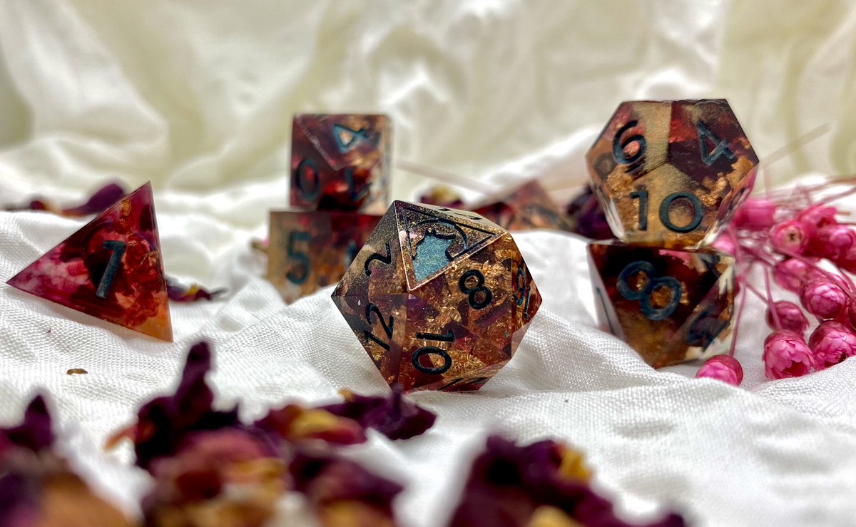 primal_dice's tweet photo. [ p e r s e p h o n e ]
•
as the petals fall and give way to copper leaves, persephone knows her time has come
•
#handmadedice #artisandice #customdice #floraldice #polyhedraldice #primaldice https://t.co/t6Y1eFpxcs