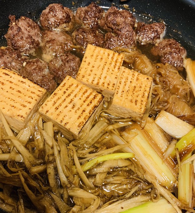 昨日のごはん。花椒練りこみ肉団子のすき焼き。粒の花椒をすりこぎで潰すのがポイントでした。ごぼうのささがきはタップリ用意が良。口直しは胡瓜と大葉のサラダ。マヨネーズとレモン汁のドレッシングで。 