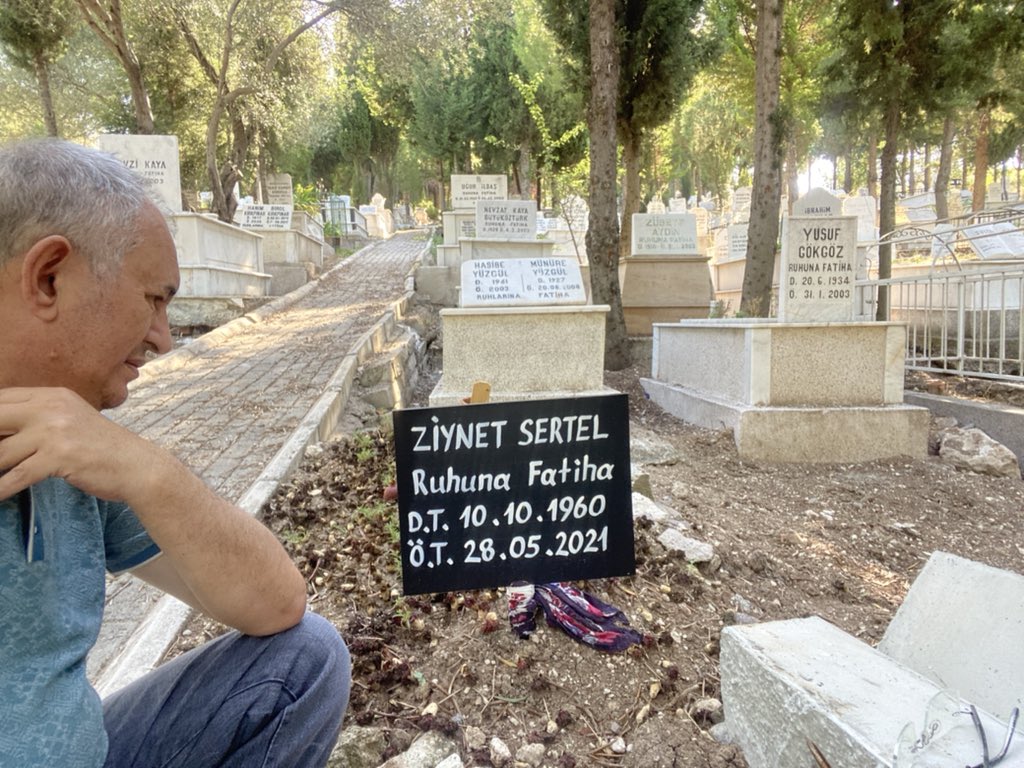 Bugün tam bir ay oldu seni toprağa vereli. Herkes uykudayken ben sana geldim. En kısa sürede mezarının etrafını yaptıracağım, en sevdiğin çiçekleri diktireceğim.
Sen her şeyin en güzeline layıksın canım karım. Ağaçlara astığımız yuvalarda kuşlar var, yalnız değilsin hayatım.