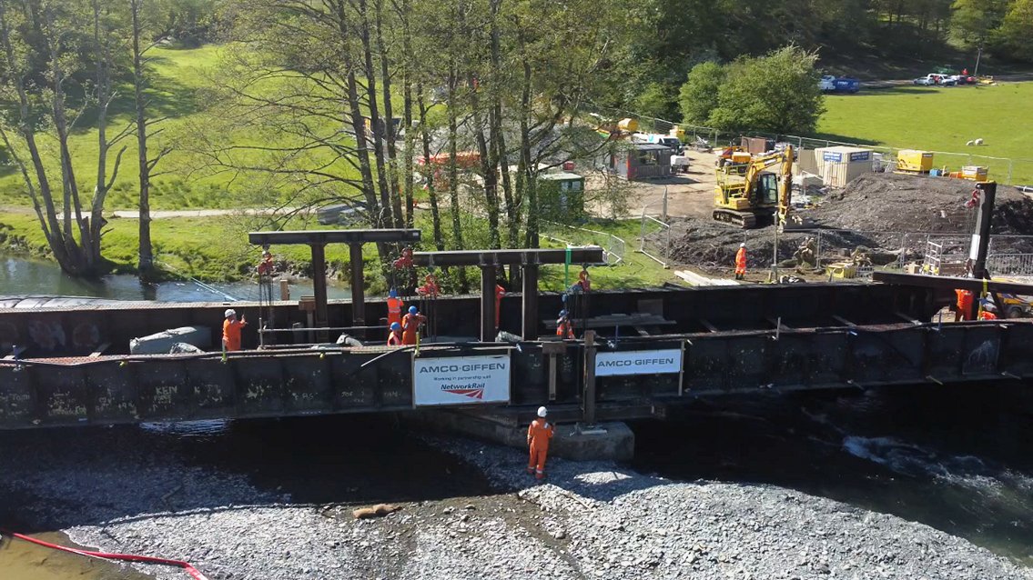 Rail crew lifts 80-tonne bridge by hand [–video] dlvr.it/S2bgG2 #constructionnews #construction #businessnews