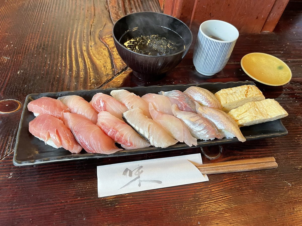 Sanokuni Pa Twitter 寿司ランチ 8貫550円 は7種類の地魚と玉子 ダブルは各2貫ずつ 左から鮪 フクラギ ブリの幼魚 鯛 サワラ あとは何だろ この時期の能登の白身魚だとクロバンチョウ メジナ アジ ハチメ メバル あたりかな ネタは適度に熟成感があり