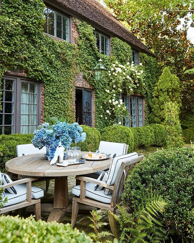 CanalsideInt's tweet photo. • ALFRESCO •

What backyard entertaining dreams are made of... Can you picture yourself sitting in this lush garden? 🖤🖤

Create your own home oasis. Let us help you achieve your desired look INDOORS! Whether it's Relaxed Traditional, Plantation Colon… https://t.co/l5rY2Zrwiw https://t.co/lyvIBB9Voz