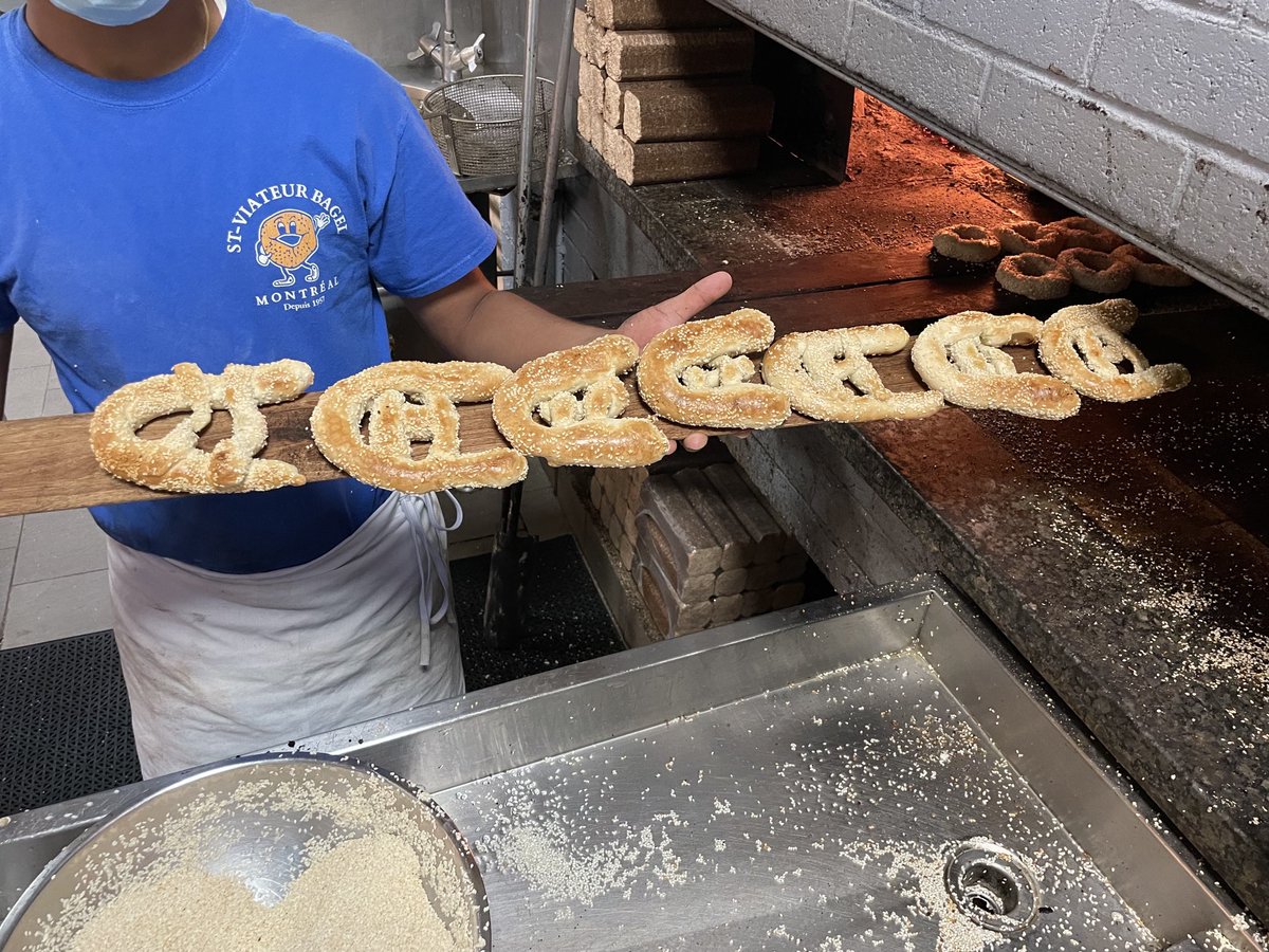 Les bagels sorte un peu different aujourd’hui.  The Bagel are coming out a little different today!
