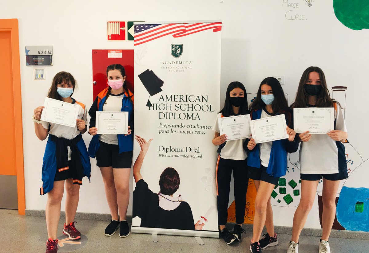La semana pasada hicimos entrega de los diplomas "Honor Roll Certificates" a las alumnas que han sacado una media de sobresaliente, durante este curso, en nuestro #BachilleratoDualAmericano.

Para el próximo curso, el plazo de #matriculación acaba el miércoles 30 de junio.