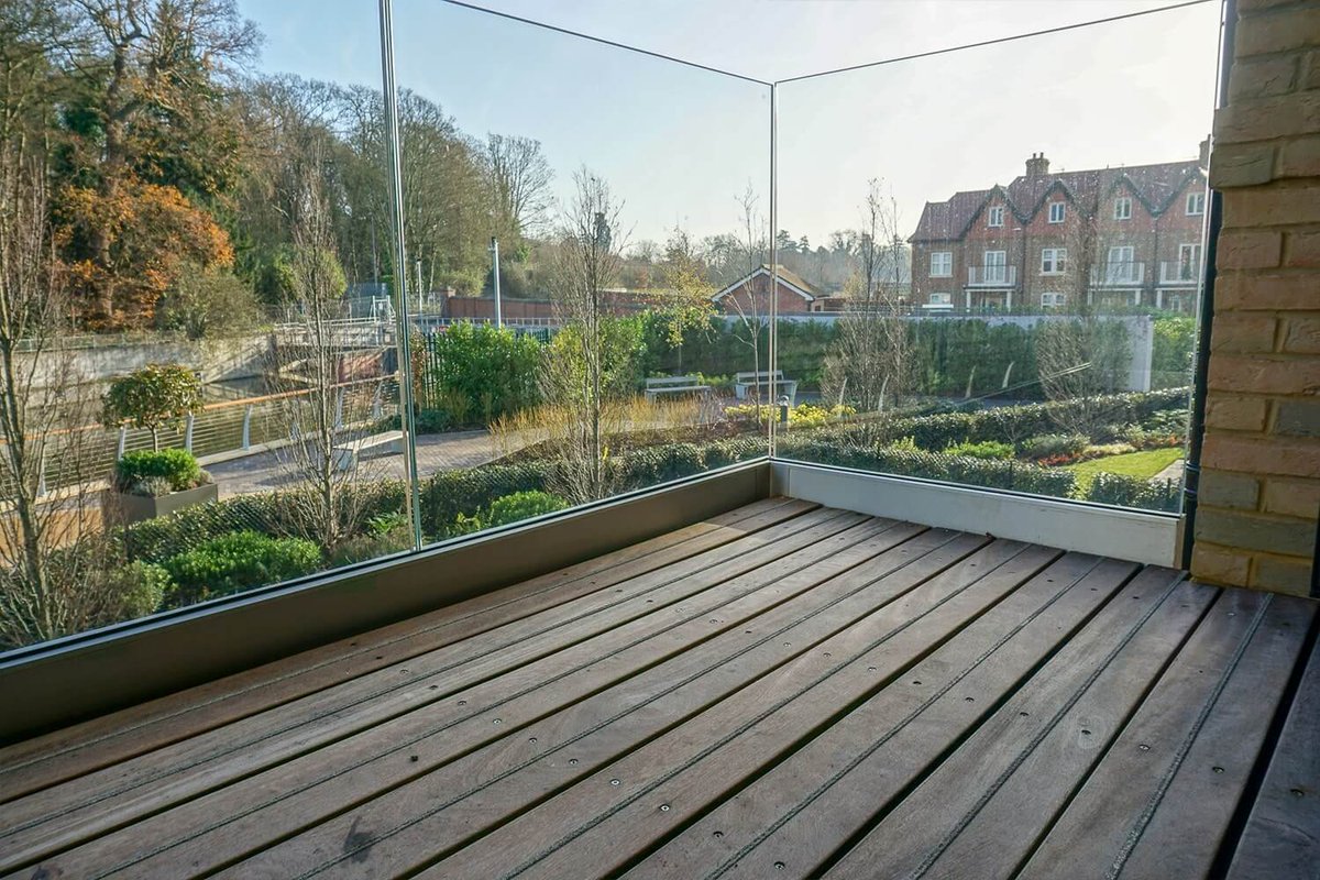 . @GripsureUK provided custom one-strip non-slip Cumaru decking for the Taplow Riverside development.
barbourproductsearch.info/gripsure-insta…
#berkeleyhomes #gripsure #onestrip #nonslip #decking #deck #decks #cumaru #cumarudecking #taplowriverside