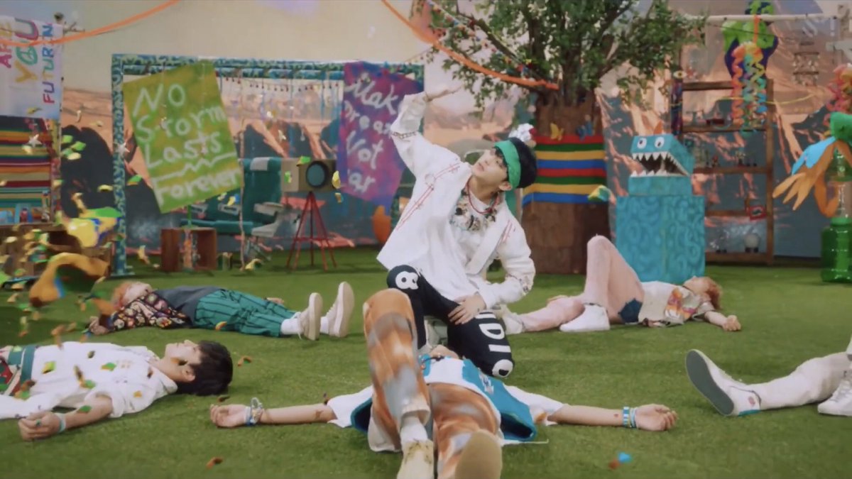nctmarkarchive's tweet photo. [SCREENSHOT]
210628 - NCT DREAM ‘Hello Future’ MV

💐💫🏕🛸 

🔗https://t.co/7GEZ2FRNiW

#Mark #마크
#マーク #NCTDREAM
#HelloFutureWith7DREAM
#헬로퓨처_시즈니가_기다렸어 https://t.co/qCcQtqeBxU