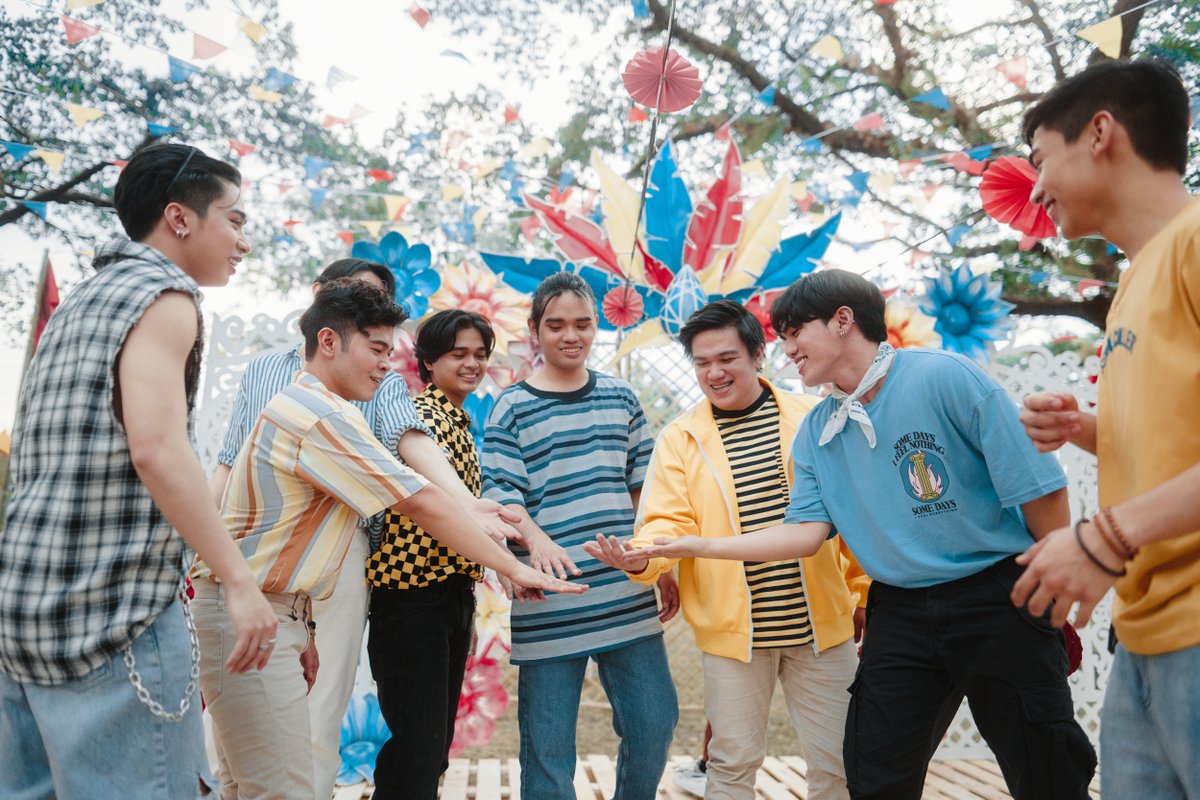SB19Official's tweet photo. Maibaaaa... 

Abangan kung sino ang taya sa panibagong episode ng #TMMadRushToYourCrush kasama ang 8 lucky JUA'TINISTAs! 😜

Kitakits tayo mamaya para sa #SamahangPinaEasy this #TMDobleDekada at 8PM sa @tmtambayan  YT channel! Abang abang na here: https://t.co/imETImtc4r https://t.co/qrpN06hZih