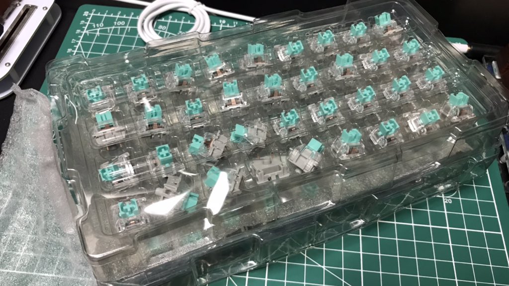 3araht's tweet photo. 蛙が届いた！
なんじゃこりゃ〜wobble が少なくかつ擦れ感もないリニアの名品だ〜
#MMKfrog #momoka #keyswitches #mechanicalkeyboards https://t.co/P2Jm5zUxmw