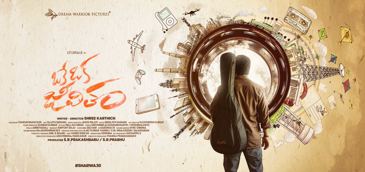 ImSharwanand's tweet photo. Presenting the first look of #Sharwa30 

#OkeOkaJeevitham 💖
#ఒకేఒకజీవితం 💖

@riturv @amalaakkineni1 @vennelakishore @priyadarshi_i @twittshrees @JxBe @sujithsarang @sreejithsarang @anilandbhanu #OOJ https://t.co/13KRHnkdTt