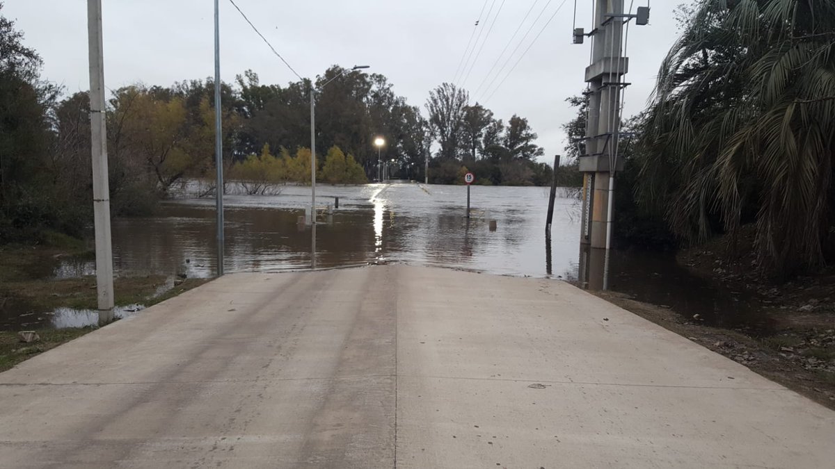 AndreaMadera220's tweet photo. ⚠️El Rio Yi a la hora 08 con mediciones en regla de puente Ing. Capurro esta en los 6,80 metros, en ascenso a un promedio de 2 centimetros la hora..
En Sarandi del Yi y Polanco segun medidas telemetricas de UTE  es en descenso del mismo a un promedio de 3 y 5 centimetros la hora. https://t.co/Ok5Oyidr9f