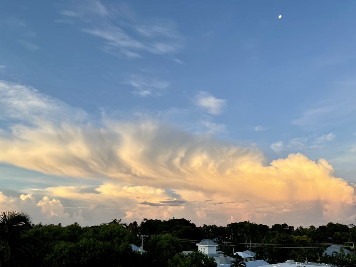 Who had the chance to spot the cumulonimbus cloud this morning? Also, can you spot a 🌈 in it? 
Today's forecast for the #FLKeys: 
😎Partly cloudy with a chance of showers &amp; a slight chance of t'storms
😎Highs in the upper 80s to ~90
😎E to SE winds 10-15 mph
😎Chance of rain 40%