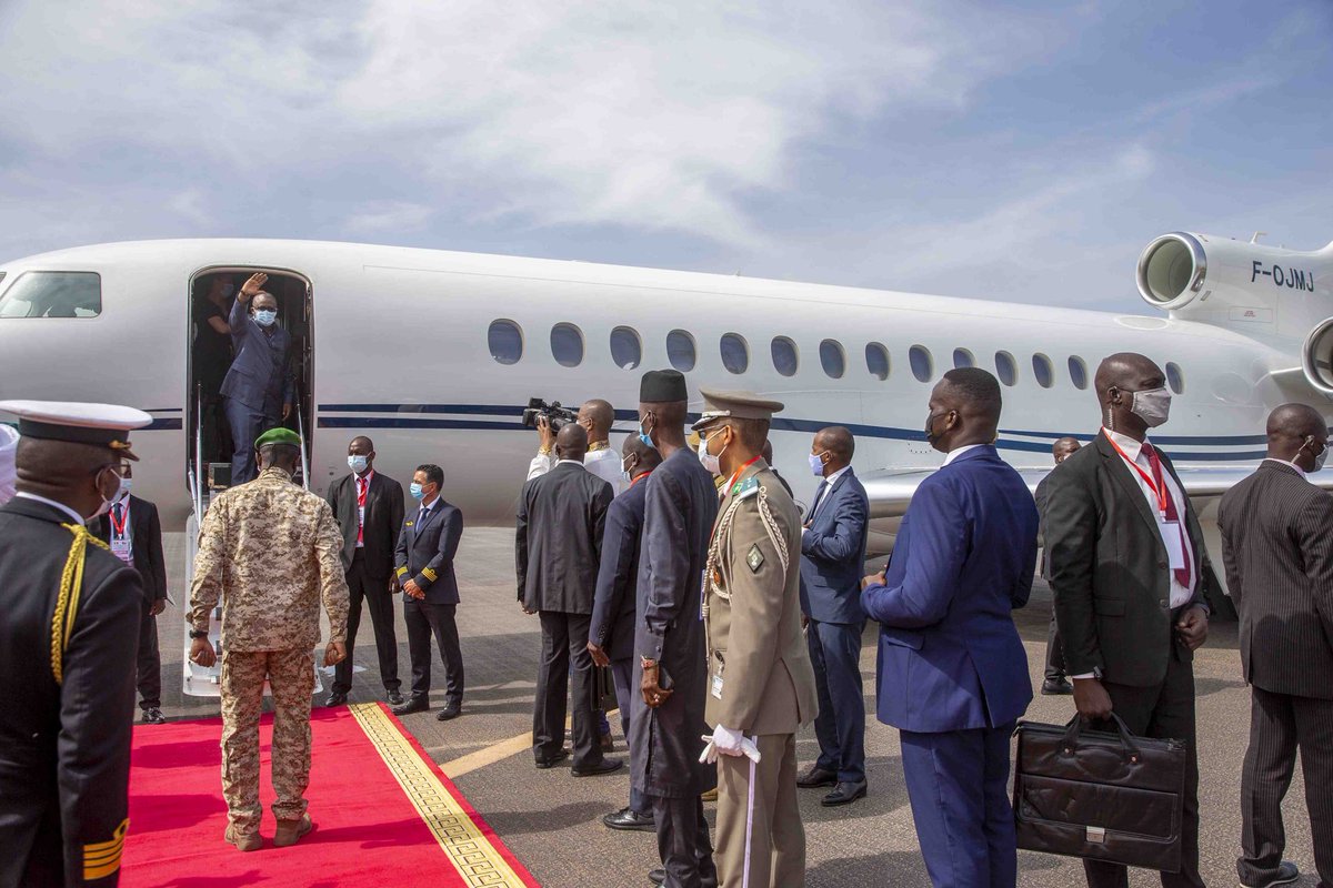 Coopération🇲🇱🇬🇼Après avoir bouclé une visite de 48H dans notre pays, le Prési de la Guinée-Bissau, S.E le Général Umaro Sissoco EMBALO, a été raccompagné pour son départ de Bamako à l'aéroport par le Prési. de la Transition, S.E le Colonel @GoitaAssimi. koulouba.ml/?p=18244