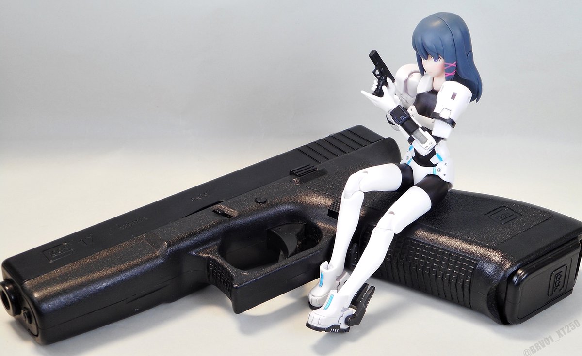 Twoucan 女の子に銃持たせるの好きゾ の注目ツイート イラスト マンガ コスプレ モデル