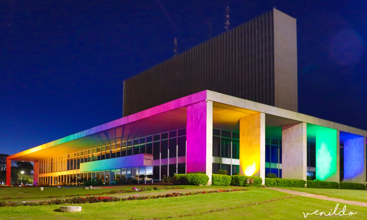 vinigalvaobsb's tweet photo. Nesse 28 de Junho, dia internacional do Orgulho LGBT 🏳️‍🌈, deixo registrado esse momento histórico, o Palácio do Buriti, sede do Governo do Distrito Federal (@Gov_DF) nada cores do arco-íris.
Viva o Amor. Viva a diversidade.
@gaybrasil 
@g1df 
@AgenciaBrasilia https://t.co/2Fw5nX6mkM