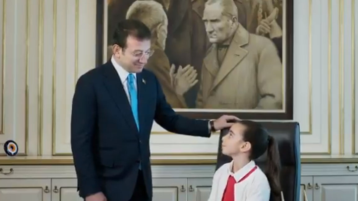 AlcayirCengiz's tweet photo. Arkasına Atatürk'ü, ön plana da bir çocuğu konu mankeni olarak aldı,
23 Nisan için tamı tamına
guya
➡️3 milyon 744 bin 750 TL. harcadı!
Acaba o para CHP Sarıyer İlçe Örgütü eski yöneticisi Uğurhan Atma üzerinden kimin cebine gitti?
🔴UYU İSTANBUL UYU..! https://t.co/fUbkLl1bKJ