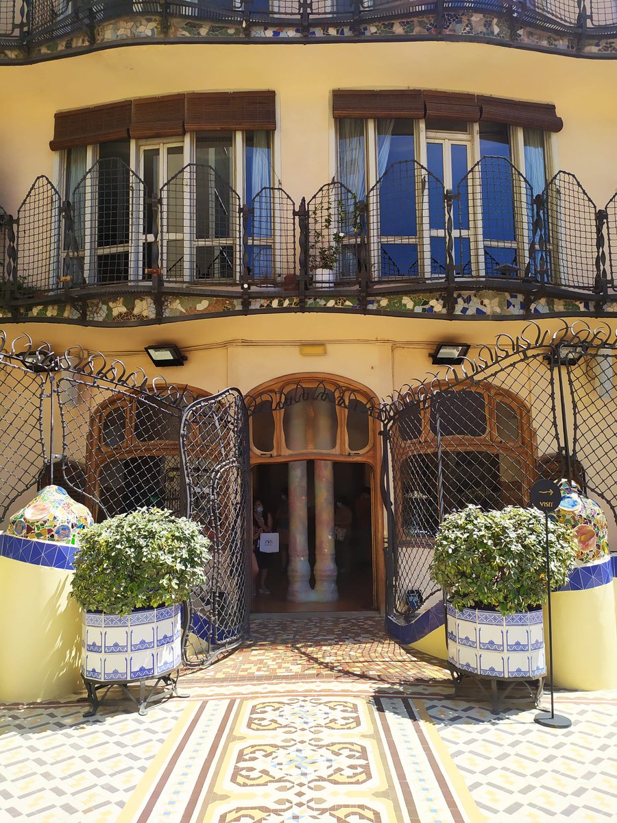 pipiatroni's tweet photo. @ArtnouveauTours Everything is so beautiful.
Antoni Gaudí was a special architect and very different. No one beat her in the world.
If you look carefully it is full of details. It's exceptional., ❤️ https://t.co/y2ZsFcnUPo