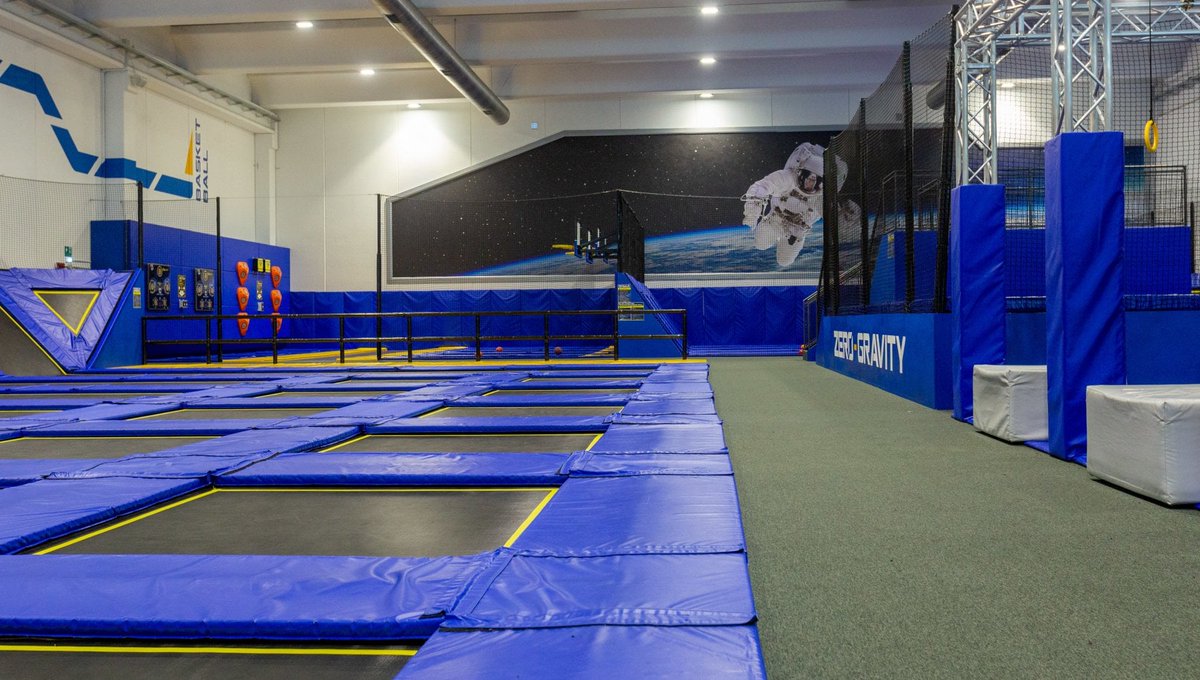 Milano, incursione notturna nella palestra dei tappeti elastici Zero Gravity:  un 19enne si frattura entrambe le gambe https://t.co/fvXj3atQi2