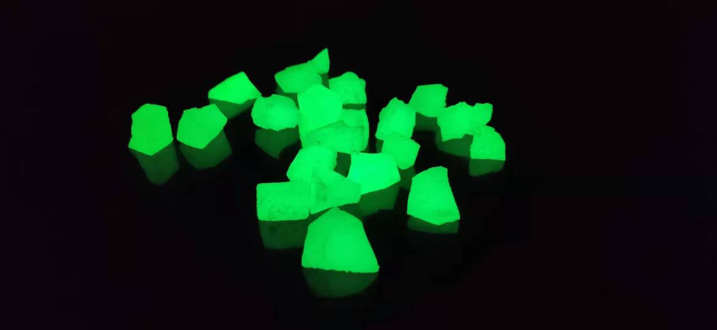 nevana_designs's tweet photo. UV powered STARPATH glowing chips in 2 sizes; 6-8mm &amp; 10-20mm. 25kg bags  covers surface area 25sq mtrs.
Scattered, into either Concrete or Tarmac at time of installation to create a pattern or shapes or logo. Allow up 10 hrs of illumination per night. #Sustainability https://t.co/HuB7pYUOXj