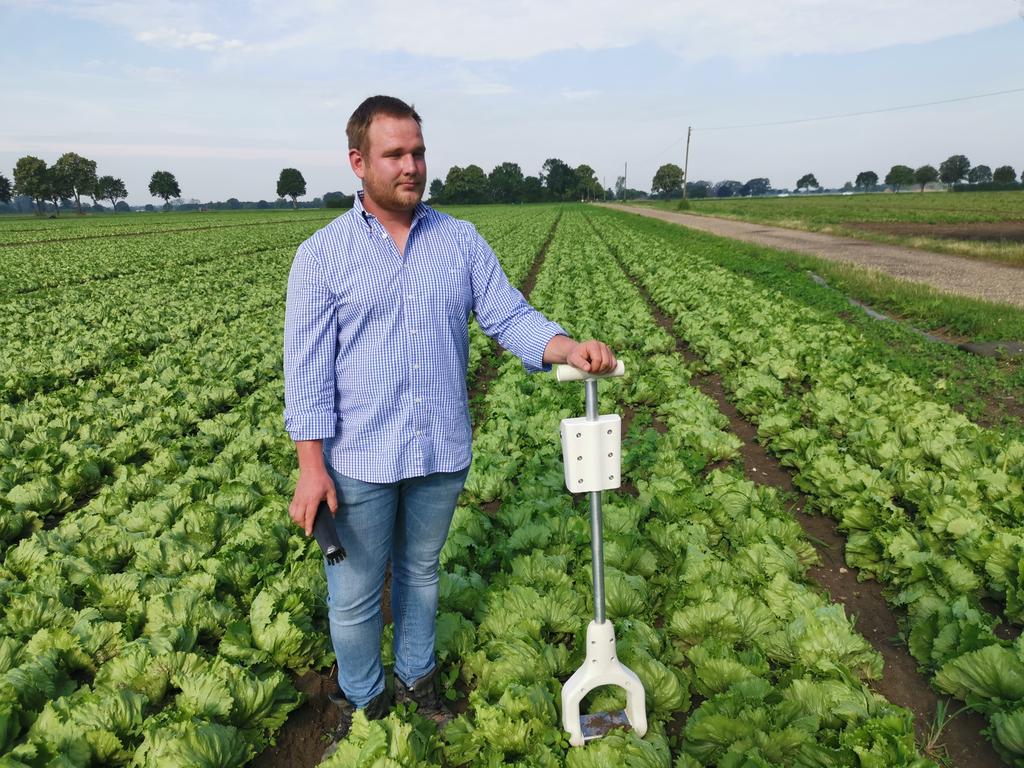 In den Boden stecken, ein paar Sekunden warten, und schon hat man Nmin, P, pH oder Humusgehalt (und vieles mehr). Habe heute das mobile Bodenanalysegerät auf einem Gemüsebaubetrieb in Krefeld begutachtet. War ziemlich beeindruckend. 

<a href="/stenon_io/">stenon.io</a>