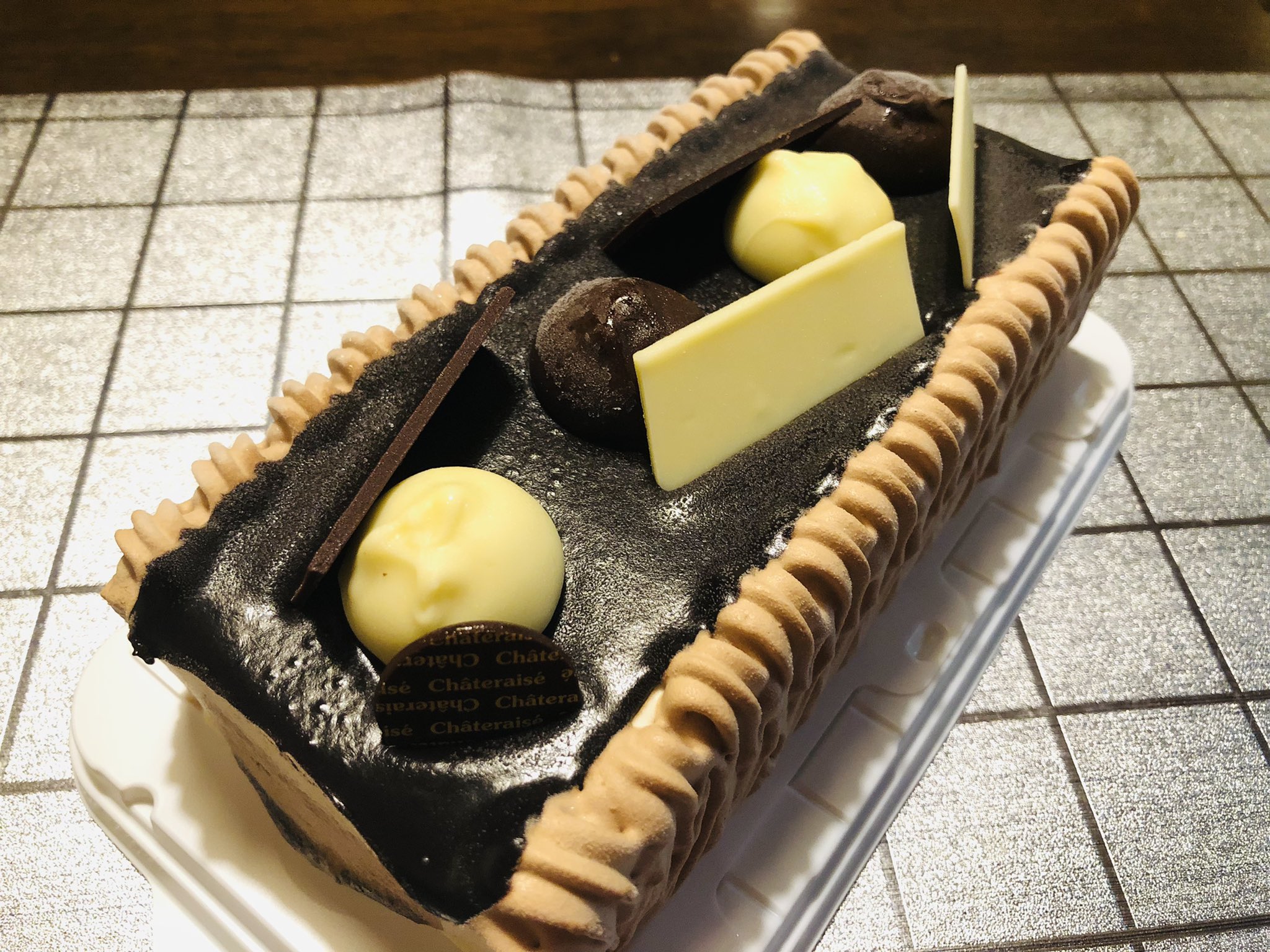 はる ŧ ŧ 誕生日のケーキはシャトレーゼのアイスケーキ チョコ チョコ 濃厚ソースにチョコはパリパリ アイスはバニラとチョコ味でひんやりさっぱり これで 900とお手頃価格 シャトレーゼ アイスケーキ 誕生日 6月28日 T Co