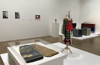 A Major Female Force of Dadaism and Concrete art /// Swiss abstract artist Sophie Taeuber-Arp blurred the lines between applied arts and fine arts bringing geometric #abstraction and concrete art into the mainstream between WWI and WWII:

ideelart.com/magazine/sophi…