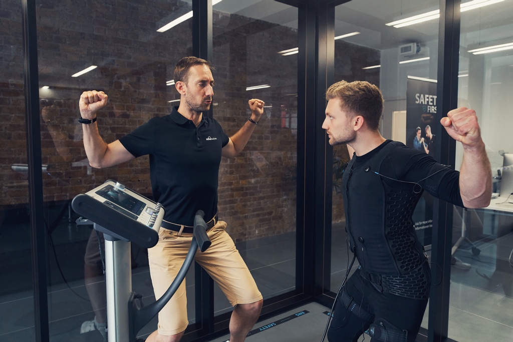 mihabodytecUK's tweet image. Our #MoveOfTheWeek is the #PecFly. It is utilised in EMS Training sessions to maximally engage all the pec major and minor fibres for the best gains. What's great is that with Whole Body EMS, whilst you are focusing on the Pec Fly everything else is being fired too!