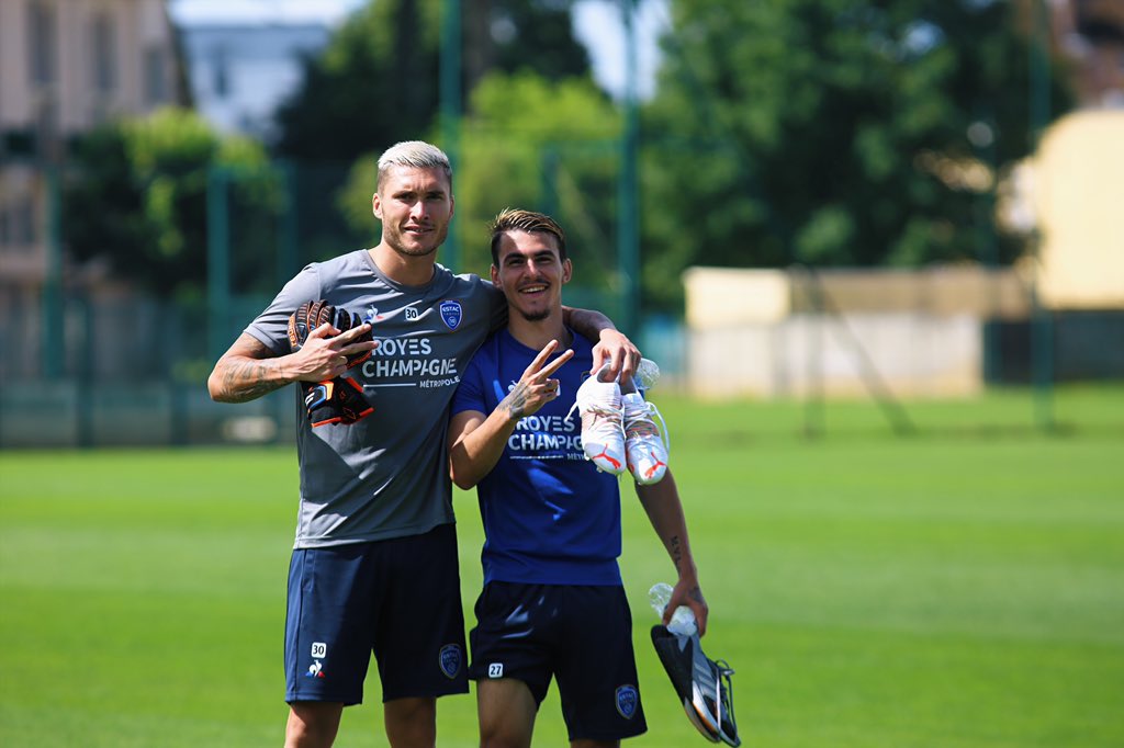 estac_officiel's tweet photo. De retour sur les terrains d’entraînement ! ⚽️🌱 
Au menu du jour : test aérobie histoire de bien cracher ses poumons et ateliers techniques pour retrouver le ballon ! 🥵🥰
#football #TeamEstac 🔵⚪️ https://t.co/Tr9CgyNo0P