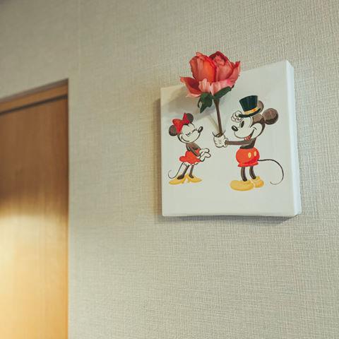 Otainf0 花を活けるアートシリーズ お部屋に少しの物語を 花瓶にもなるアートキャンバスです ミッキ の手元には実際に花を挿すことができ フラワーアレンジメントを一味違った形で楽しむことができます T Co Splo9rnp6w T Co