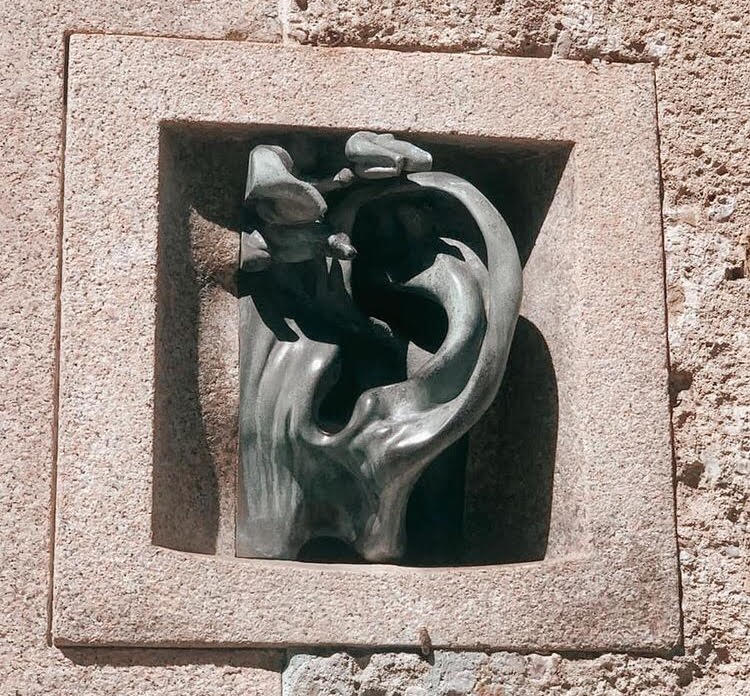 In via Serbelloni 10, a #Milano, c’è un edificio in stile liberty chiamato #PalazzoSolaBusca, dotato di un citofono a dir poco singolare...
Si tratta a tutti gli effetti del primo citofono di Milano e uno dei primi nella storia!
---
bit.ly/3iLDOcQ
📷: @ilvyart_