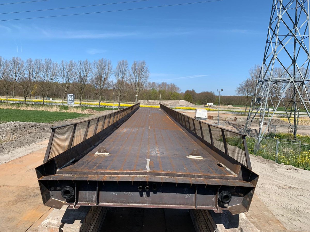 FlevoWegen's tweet image. Let op! ⚠ Komende dagen en nachten vinden voorbereidende werkzaamheden plaats voor de #afsluiting #N305 #Waterlandseweg op vr 2 juli a.s. T.h.v. bedrijventerrein #Stichtsekant zal er op een aantal momenten één rijstrook beschikbaar zijn voor het verkeer.  #fietsbrug #Flevoland