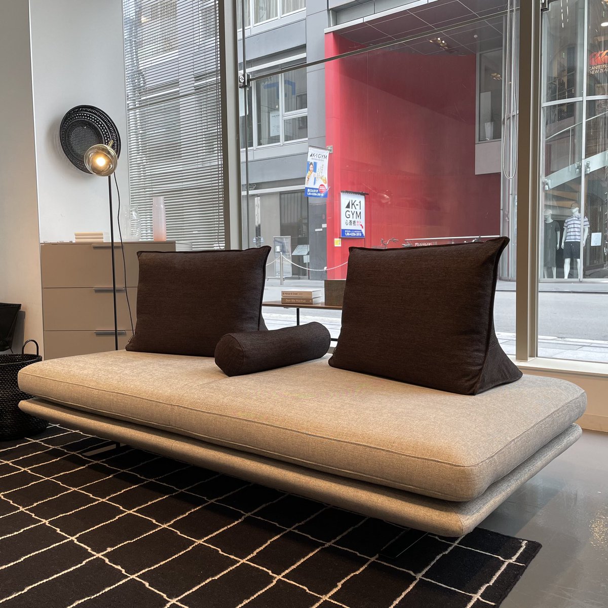 リーン ロゼ 蒸し暑い日が続いておりますね Ligneroset大阪で ただいま展示中のrosetpradoは 生地jランクの Zana でお張りしております コットンが入ったサラッとした肌触りの生地なので 夏場でもお使い心地が良いです Ligneroset リーンロゼ