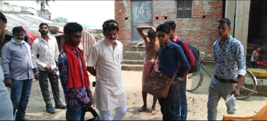DPKanojiya's tweet photo. ग्राम जगन्नाथपुर ब्लाक औराई में 26/06/2021 को सुबह नन्हे कनौजिया और प्रहलाद कनौजिया के सटे हुए घर पर आकाशीय बिजली गिरी जिससे इस गरीब परिवार का लाखो रुपए का गृहस्थ जीवन का समान खराब हो गया घर क्षतिग्रस्त हो गया कृपया इनकी आर्थिक सहायता कराने की कृपा करें
@DM_Bhadohi @GYouthBrigade https://t.co/LRHXIrcHoR