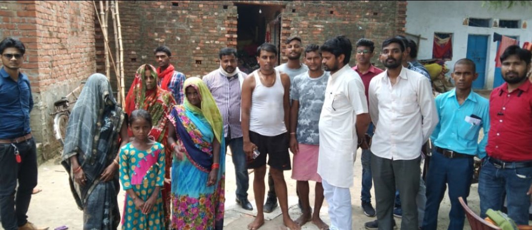 DPKanojiya's tweet photo. ग्राम जगन्नाथपुर ब्लाक औराई में 26/06/2021 को सुबह नन्हे कनौजिया और प्रहलाद कनौजिया के सटे हुए घर पर आकाशीय बिजली गिरी जिससे इस गरीब परिवार का लाखो रुपए का गृहस्थ जीवन का समान खराब हो गया घर क्षतिग्रस्त हो गया कृपया इनकी आर्थिक सहायता कराने की कृपा करें
@DM_Bhadohi @GYouthBrigade https://t.co/LRHXIrcHoR