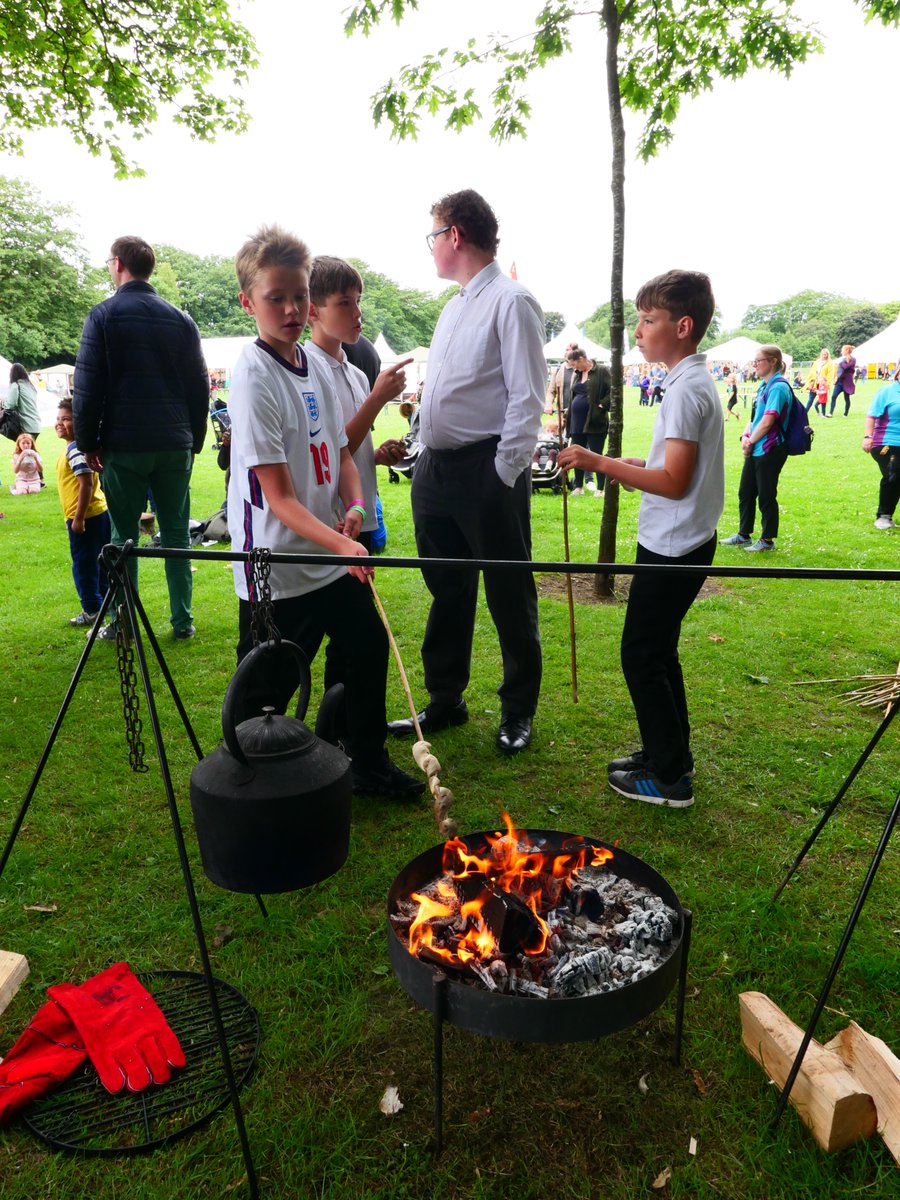 charlottedean99's tweet photo. Such a fantastic weekend at #BigMalarkey with @hull_libraries @MikeCovell @youth_nature and all of our fab young volunteers talking about #RewildingReading. Really reinforced the power of outdoor experience and activity to ignite a love of reading 🌳📖 https://t.co/xI6ND0KJTE