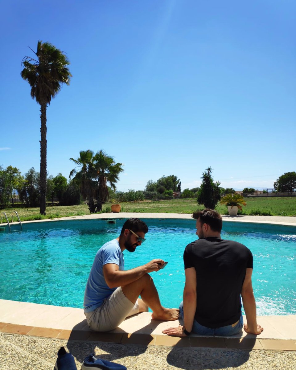 ubiworkCo's tweet photo. One of the benefits of #remoteworking from Spain:
Brainstorming can be done by the pool with +30Β°C
π΄βοΈπ¦π
Our co-founders from πͺπΈ & π©πͺ here definitely approve π―π
#ubiwork #remotework https://t.co/nNVGrucz95