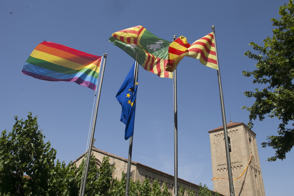 ajparets's tweet photo. 🏳️‍🌈Avui #28J #Parets reivindica els drets i la diversitat amb motiu el Dia Internacional de l'Orgull LGTBI+.

A les 12.15 h es farà la lectura del manifest a la plaça de la Vila on onejarà la bandera irisada per commemorar la diada.

📻Escolta-ho en directe a través de @Rap107fm. https://t.co/Css4BXp0fx