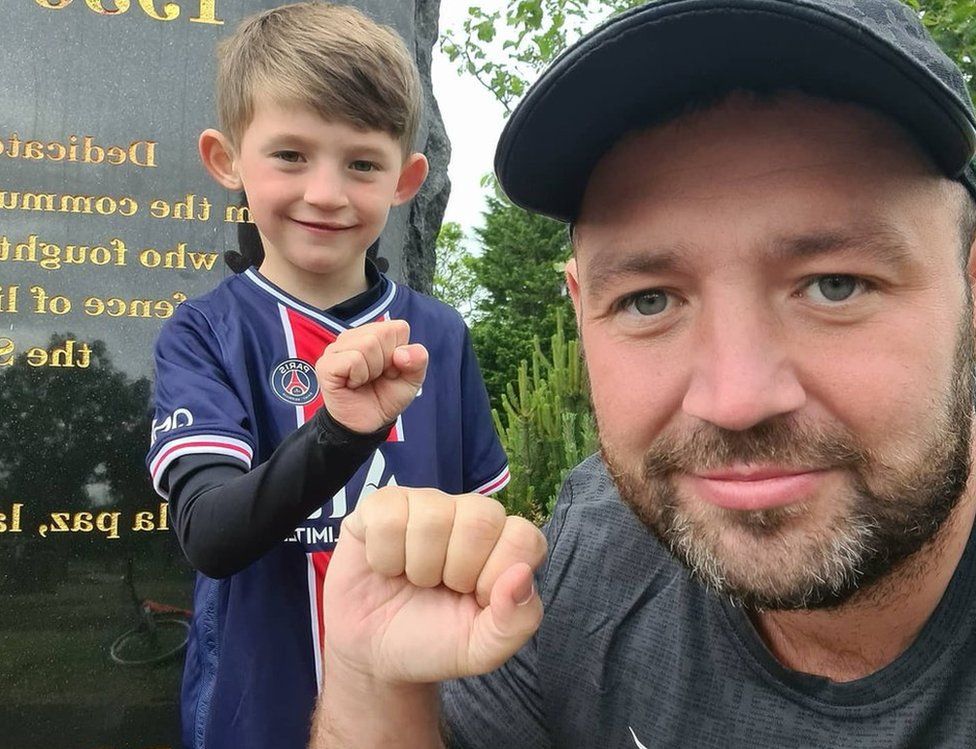 FonsiLoaiza's tweet photo. Esta semana unos nazis vandalizaron el memorial a los Brigadistas Internacionales escoceses que lucharon por la República. Ayer un padre se fue con su hijo a limpiar las pintadas fascistas. El padre que todos deberíamos ser. https://t.co/x6GJnDd17O