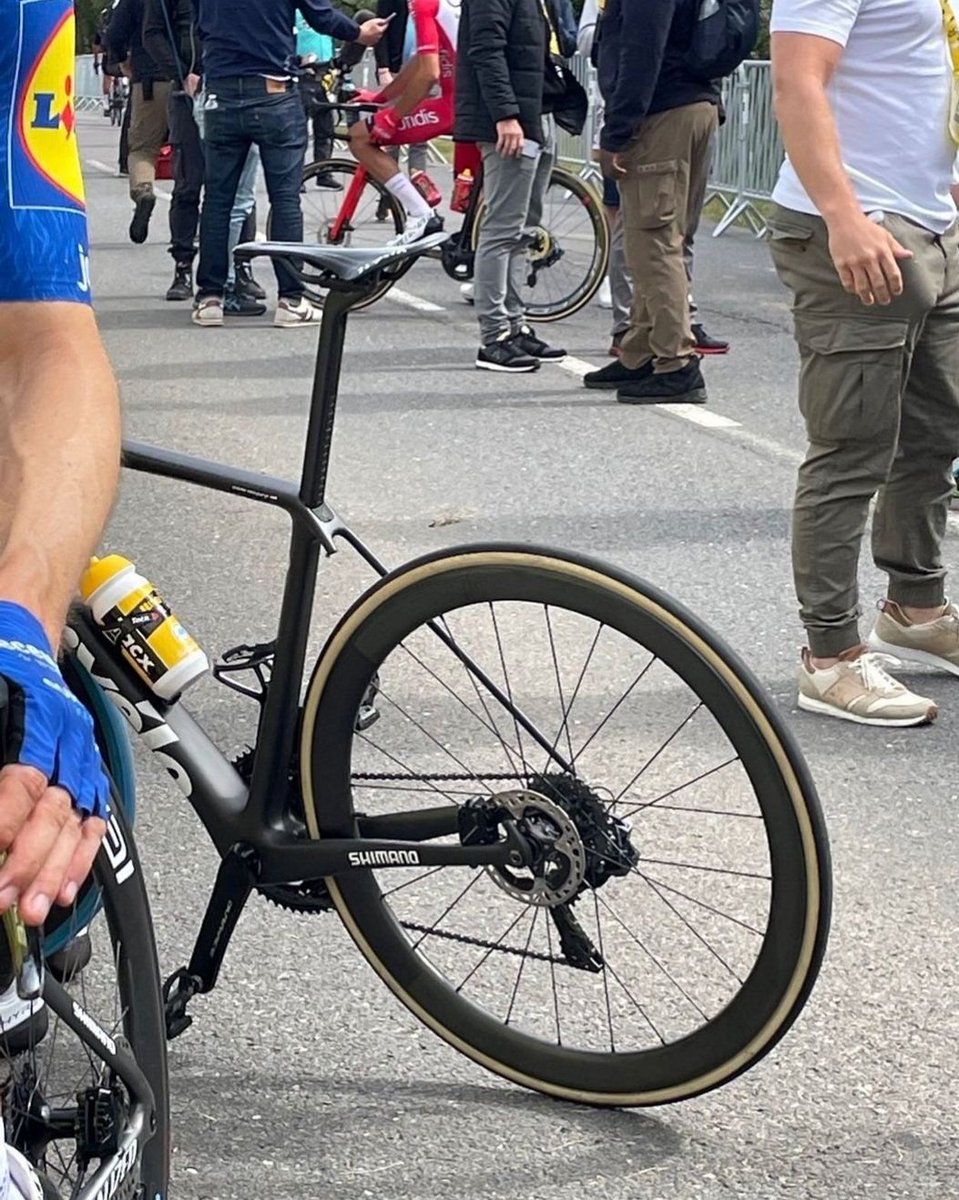 TimKingo's tweet image. Cunning way around the UCI weight limit.