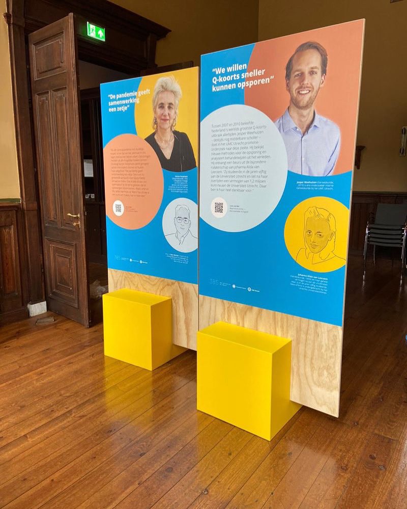 expopaneel's tweet photo. Maatwerk #tentoonstellingspanelen voor @UniUtrecht . Aanpassingen in hoogte paneel, kleur sokkel en beide zijdes voorzien van fullcolour printwerk op zelfklevend behang. 
Foto: Utrechts Universiteitsfonds https://t.co/xaIcWZsqMm