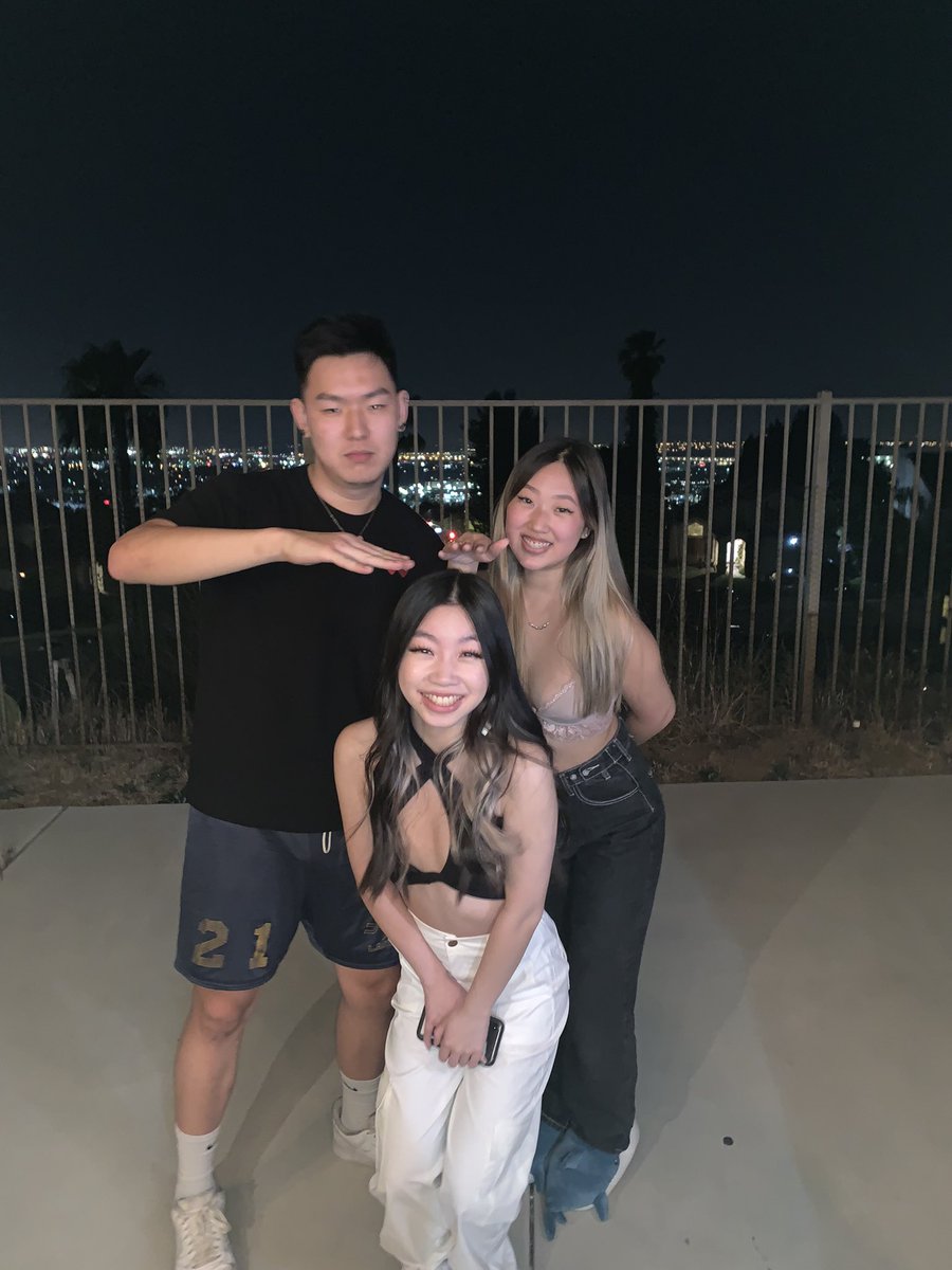 cuddlytrooper's tweet photo. love my lil @midgetbitch69 😘👨‍👩‍👧 😵‍💫 https://t.co/4s1zZqy7Kz