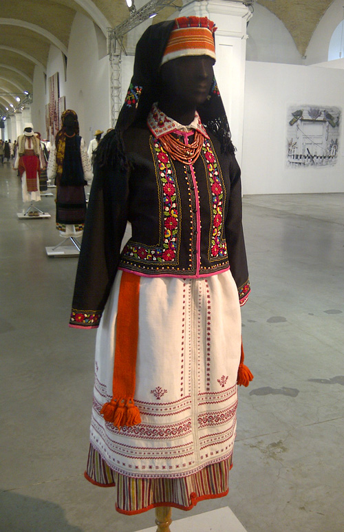 Vintage #Ukrainian folk women’s #costume, western #Ukraine, the late 19th – early 20th century. #Floralembroidery on the jacket is striking. Although, practically every item of this attire looks wicked!

#Ukrainiancostume #Ukrainianclothing #embroidery #nationalclothing