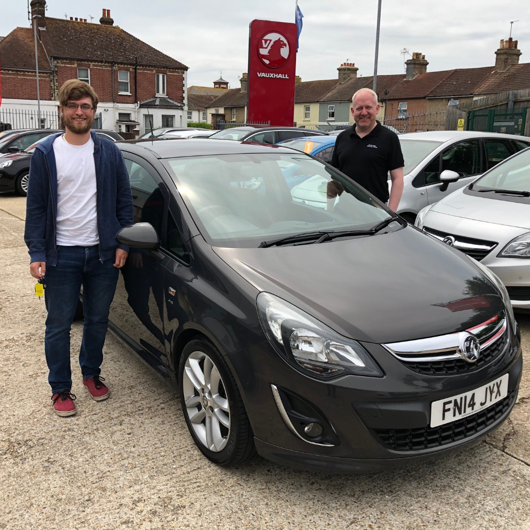 ebMotoring's tweet photo. Huge congratulations to Mr Hutchings pictured here collecting his Network Q Corsa 1.4 SRi on Saturday from our Sales Executive Dean Matthews.
Happy Motoring to you Sir and thank you for your much appreciated custom!

#eastbournevauxhall #NetworkQ #Corsa #happycustomer #usedcars https://t.co/rBa1P6y5u0